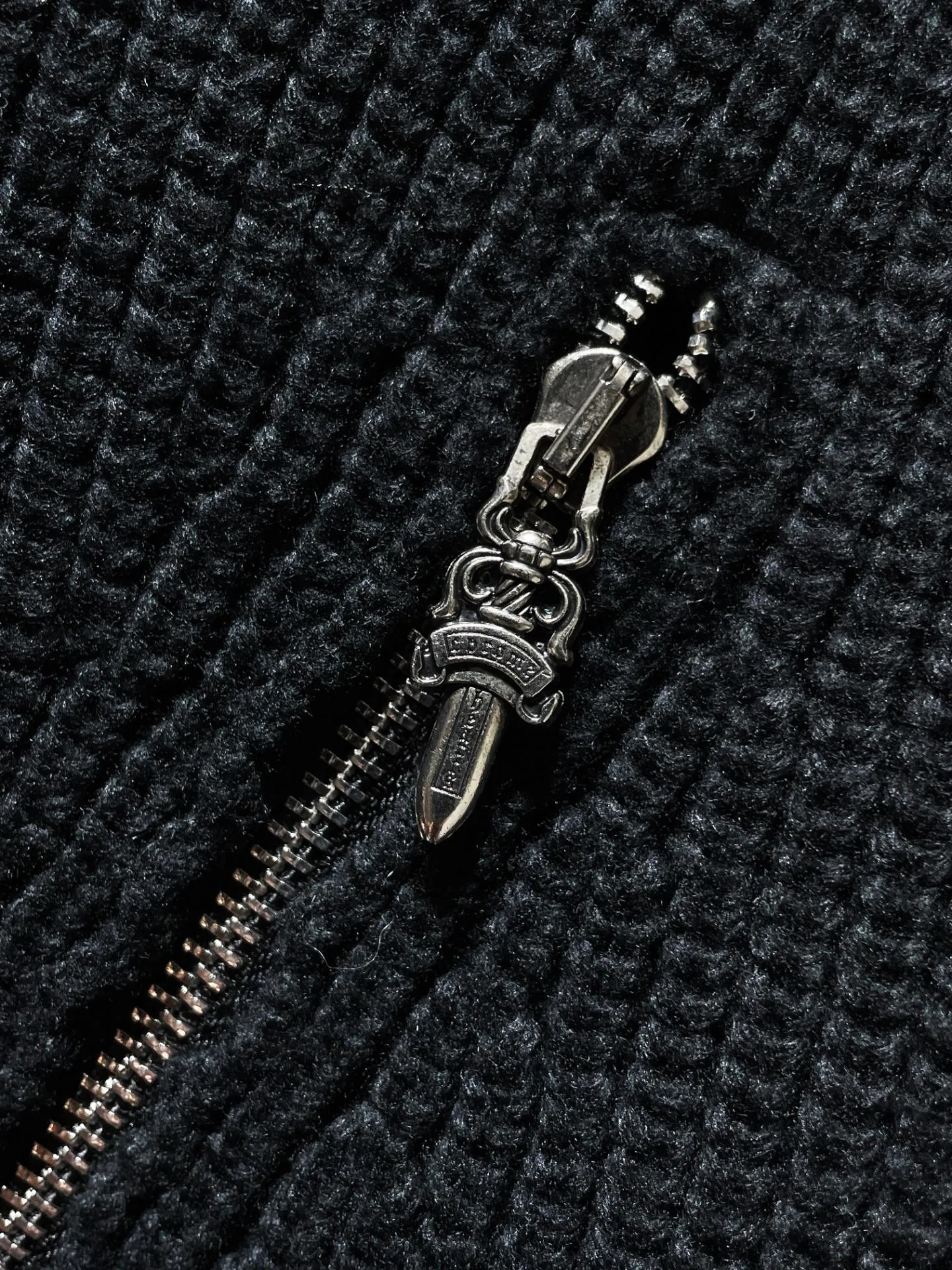 P276 Chrome Hearts Autumn and Winter Sweater Series Round-neck sweater with zipper design Full-body customized high-weight zipper Special treatment on cuff zipper Selected high-quality wool and 100% cotton knitted fabric Non-common version on the market! ! Recommended color: black Size: S, M, L, XL